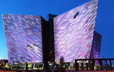 BELFAST (IRLANDA DO NORTE): CIDADE DE MUROS, MURAIS E MUITO MAIS