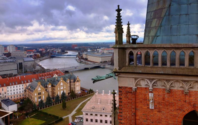 A POLÓNIA, ANTICOMUNISTA E ANTISSOVIÉTICA, INDUSTRIAL E DESINDUSTRIALIZADA, E DE COPÉRNICO