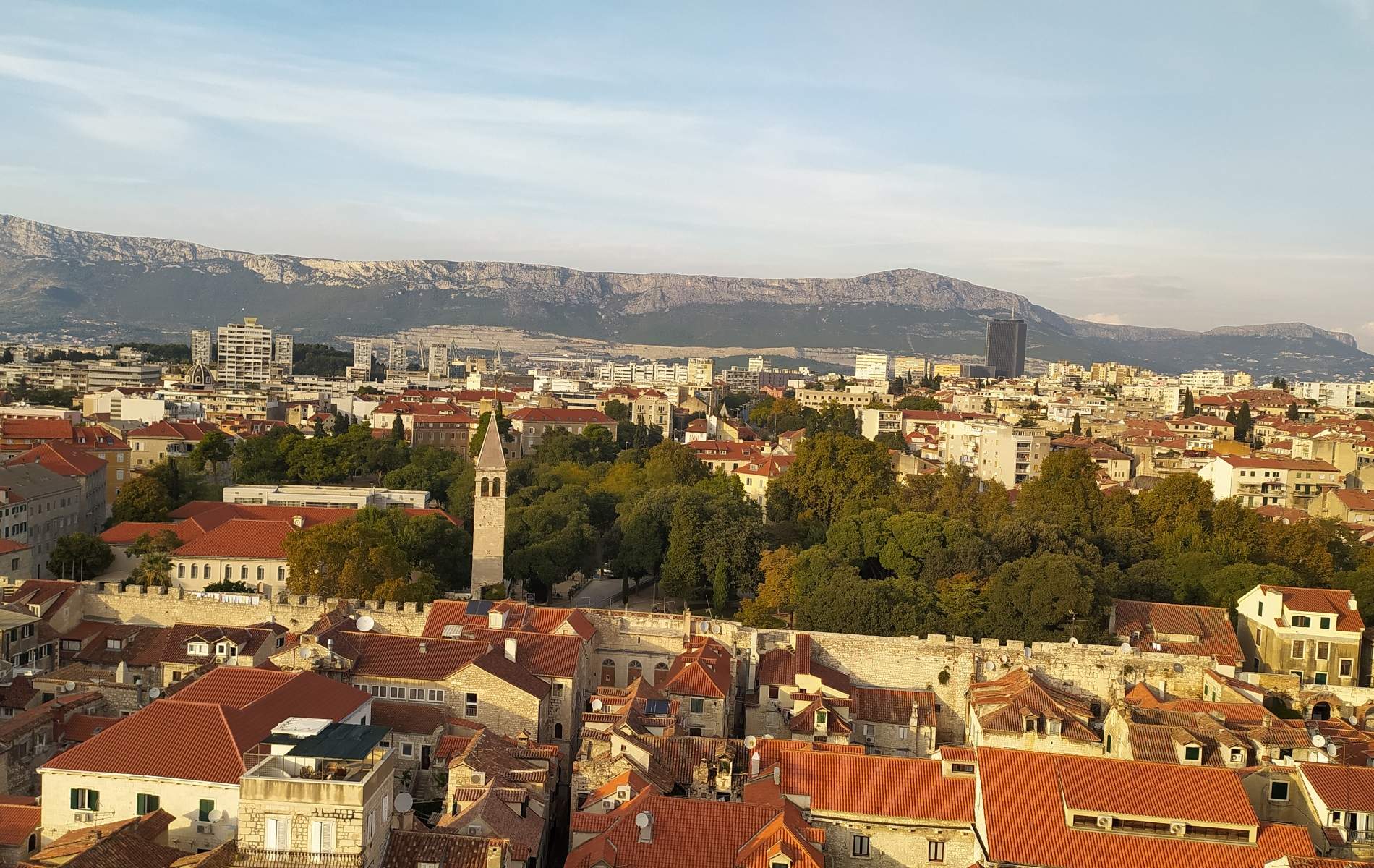 Foto Mulher viajante viajar para a cidade velha de Split na